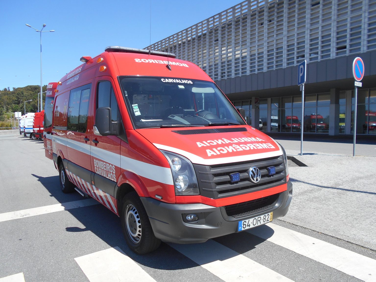Uma ambulância estacionada à frente de um hospital