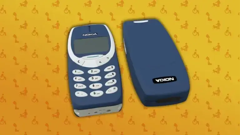 A imagem mostra duas versões de um telefone celular Nokia 3310, um de frente e outro de costas, sobre um fundo amarelo. O Nokia 3310 é azul escuro com teclas brancas e uma pequena tela monocromática. No fundo, há ícones repetidos de pessoas em cadeiras de rodas, pessoas com cães-guia e outras representações de deficiência.